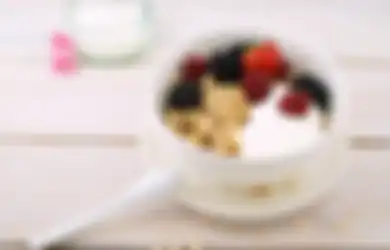 Meski Rasanya Asam, Jangan Khawatir Konsumsi Yoghurt Ketika Buka Puasa Ternyata Punya Manfaat Bagi Tubuh