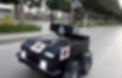 Robot Polisi Ini Hentikan Pria yang Keluyuran Beli Rokok Saat Lockdown Virus Corona