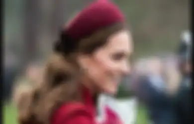 Nostalgia 6 Gaya Kate Middleton Tampil Pakai Headband. Tetap Menawan!