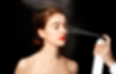 4 Kesalahan Memakai Setting Spray, Bikin Makeup Tetap Transfer