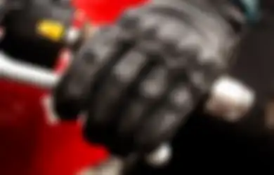 Hati-Hati! Pengendara Motor yang Enggak Pakai Sarung Tangan Saat PSBB Bisa Didenda 100 Juta!