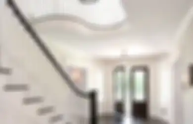 Posisi Pintu Terhalang Tangga Bisa Hadirkan Energi Buruk, Kenapa Bisa?