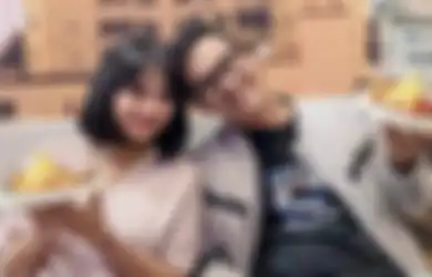 Ada Saja Polah Ibu Muda Ini, Artis Tersebut Ketahuan Pasang Lampu Sambil Digendong Suami, Netizen Makin Heboh Pas Tau Tali Daster Copot hingga Melorot