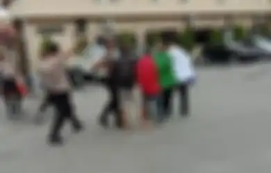 Bagai Parasit di Negeri Sendiri, Anggota PNS Ini Malah Bangga Jadi Aktivis FKM, Terobos Markas Polda Maluku Sambil Bawa Bendera Kedaulatan, Tak Sadar Hidup Selama Ini Pakai Duit Rakyat Indonesia
