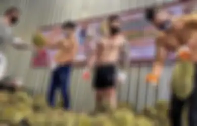 Susah ke Gym Gara-gara Wabah Corona, Rombongan Pria Kekar Ini Langsung Ngelamar Jadi Tukang Kupas Duren Agar Tak Bosan, Bukanya Sepi di Tengah Lockdown, Tokonya Malah Tambah Rame