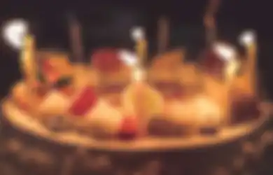 Terkejut Malam-malam Dinyanyikan Selamat Ulang Tahun oleh Polisi, Ternyata Cuma Prank, Endingnya Pria Ini Diborgol Juga