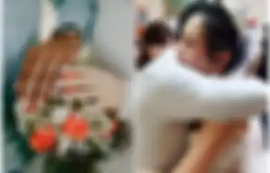 Pengantin Pria Berlutut Minta Restu untuk Menikah, Ayah Mertua Malah Nangis Kejer Peluk Mempelai Wanita Hingga Pingsan di Depan Tamu Undangan