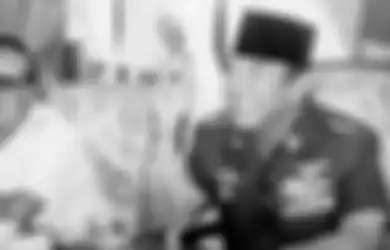 Lahir di Bulan Juni yang Punya Sifat Humoris, Ternyata Bung Karno Sukses Bikin Pemimpin Negara yang Terkenal Angker Ini Tertawa Terbahak-bahak di Depan Kamera: 'Kalau Anda Pegang Ini Akan Keluar Jin'