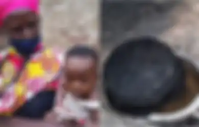 Pilu! Demi Tenangkan Anaknya yang Kelaparan di Tengah Pandemi Corona, Janda Ini Memasak Batu hingga Sang Buah Hati Tertidur Karena Lelah Menunggu