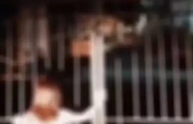 Malam-Malam Gadis Kecil Menangis Sesenggukan di Depan Sekolah, Sambil Meratap Terungkap Alasan yang Sungguh Menyentuh Hati