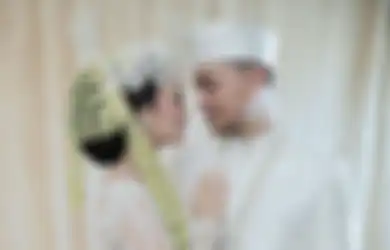 Sandang Status Sebagai Istri Pengusaha Kaya Raya, Penampilan Zaskia Gotik Saat Turun dari Jet Pribadi Tuai Sorotan, Warganet: Sandal Jepit Rp 20 Juta