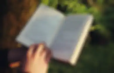 Jarang Diketahui, Membaca Buku Lebih Baik di Luar Rumah! Kok Bisa?