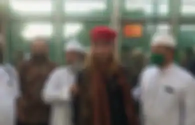 Baret Merah Berbintang Lima Ada di Kepala, Begini Penampakan Habib Bahar Saat Melenggang Bebas dari Penjara, Pengacara: Diiringi Tangis Para Napi