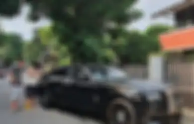 Lihat Mobil Rolls Royce Miliknya yang Seharga Rp 15 Milliar Diisi Bensin Eceran, Raffi Ahmad Emosi, Suami Nagita Slavina Langsung Telepon Denny Cagur: Ini Mah Kalau Beneran, Rusak Udah!