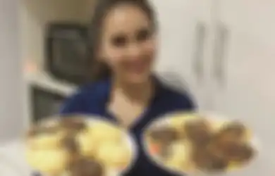 Lebaran Tinggal Beberapa Hari Lagi, 2 Artis Cantik Sama-sama Dapat Bingkisan Kue Bolu dari Ayu Ting Ting: Tapi, Mereka Kompak Ogah Lakukan Hal Ini