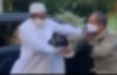 Tak Terima Diingatkan Agar Pakai Masker dan Kelebihan Muatan, Lelaki Berjubah Putih Panjang Langsung Serang Petugas Gabungan Sambil Teriak: Penyakit Itu Orang yang Tidak Sembahyang!
