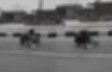 Bikin Trenyuh Netizen, Seorang Pria Terekam Kamera Sedang Pungut dan Makan Bangkai Hewan di Jalan Raya, Diduga Jadi Korban Kelaparan di Tengah Pandemi