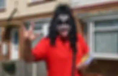 Fans KISS Sejati, Tukang Pos Ini Dandan Ala Gene Simmons Tiap Pergi Kerja
