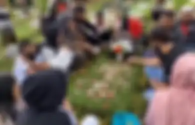 Mendadak Tegur 2 Artis Cantik di Sampingnya Gegara Kepergok Lakukan Hal Pamali Ini, Mbak You Terawang Aura Berbeda Pada Makam Lina di Lokasi Baru: 'Lebih Terang di Sini...'