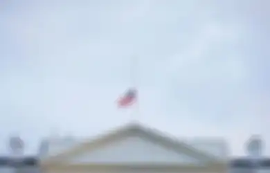 Selalu Membanggakan Kemampuannya Tangani Virus Corona, Donald Trump Justru Perintahkan Amerika Pasang Bendera Setengah Tiang, Rupanya Ini Penyebabnya