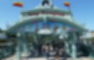 Tokyo Disneyland Buka Lagi Paska Corona, Dilarang Pelukan dan Teriak di Rollercoaster