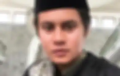 Sudah Sering Tolak Ajakan Pindah Keyakinan, Aktor Ganteng Asal Papua Ini Justru Mantap Jadi Mualaf Sehabis Dengarkan Panggilan Shalat: 'Kali Ini, Aku Benar-benar Terpanggil'
