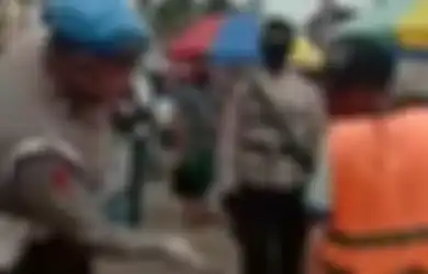 Mirip Kejadian di India, Polisi Maluku Tenteng Rotan Sambil Pukuli Pengunjung Pasar yang Tak Pakai Masker, 8 Anggota Ditahan dan Diproses Hukum