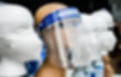 Gara-gara Cuma Pakai Face Shield Tanpa Masker, Kasus Baru Covid-19 Tiba-tiba Melonjak Lagi, Ahli: Face Shield Bukan Pengganti Masker