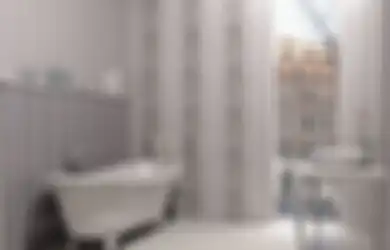 Motif dan Tile Kamar Mandi Mungil Apartemen Ini Bikin Suasana Tenang