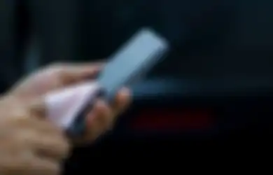 Jangan Bersihkan Layar Smartphone dengan 5 Benda Ini. Bikin Rusak!