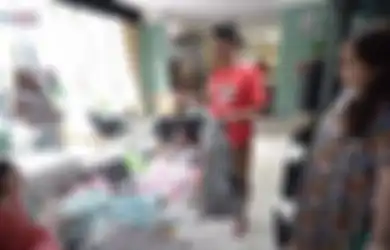 Capek Dituding Cuma Numpang Tinggal di Rumah Kakaknya, Nisya Ahmad Putuskan untuk Jualan Kain, Tak Gengsi Walau Harus Ngemper di Lantai
