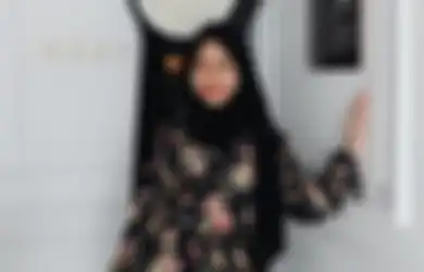 Simpel Tapi Manis, 5 Ide OOTD dengan Hijab Hitam ala Anak Almarhum Uje, Adiba Khanza!