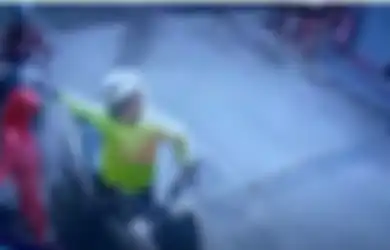 Geram Saat Ditegur Serobot Antrean Beli Bensin, Pemotor Pria Ini Tampar Petugas Wanita SPBU, Pelaku Jadi Buronan Warganet