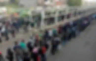 5 Cara Bebas Corona Kalau Harus Antre Panjang KRL Masa PSBB Transisi!