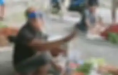 Nyamar Jadi Pedagang Pakai Face Shiel , Bupati Bengkulu Khawatir Lihat Kondisi Pasar Tradisional Daerahnya: Masih Banyak Pedagang yang Tak Taat Protokol!