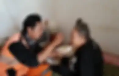 Mengharukan! Lelaki Pasukan Orange Bawa Ibunya yang Stroke ke Tempat Kerja, Relakan Separuh Gajinya untuk Biaya Pengobatan Sang Bunda