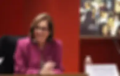 Lucuti Pakaiannya Satu Per Satu Hingga Terlihat Polos, Perempuan Anggota DPR Ini Lupa Belum Matikan Kamera Video dalam Rapat Virtual Bareng Jurnalis, Tapi Dia Tak Malu Tuh