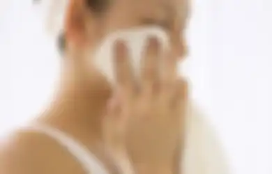 3 Alasan Simpel Kenapa Kita Enggak Boleh Pakai Handuk Mandi Buat Mengelap Wajah