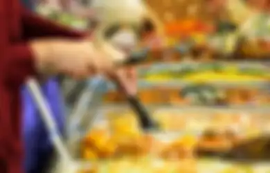 Bahaya Makan Prasmanan Selama Pandemi Covid-19 Belum Usai. Semuanya Bisa Tertular!