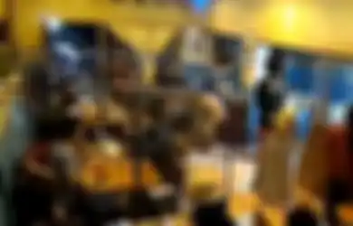 Viral Rombongan Pesepeda Berkendara dalam Kafe di Semarang, Pelaku Minta Maaf
