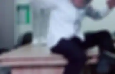 Kebelet Viral Malah Jadi Kontroversi, Pejabat Bondowoso Suguhkan Tarian Ular di Atas Meja Bareng Teman Perempuannya Saat Main Tik Tok, Pelaku Ngaku Khilaf