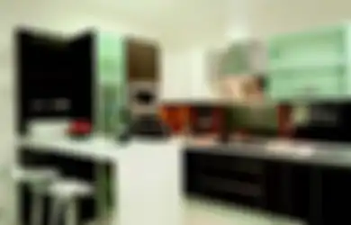 Dapur Putih-Cokelat yang Memikat dengan Lemari Penyimpan Botol Anggur