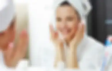 Makin Jarang Kenakan Makeup Selama WFH? 5 Hal Ini Ternyata akan Kamu Rasakan di Wajah