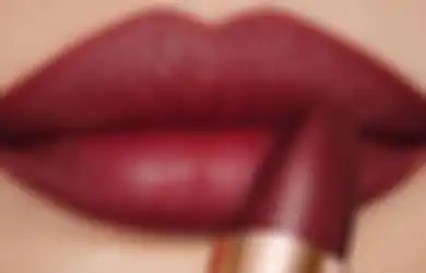 Jangan Meratakan Lipstik dengan Mengulum Bibir. Enggak Ada Gunanya!