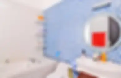 Mosaik Biru dan Huruf Akrobatik untuk Gaya Atraktif di Kamar Mandi