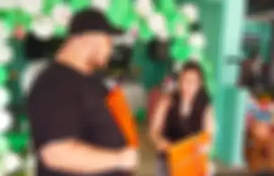 Dulu Belum Pacaran Sudah Berani Kasih Kado Tas Ratusan Juta, Ayu Ting Ting Langsung Kesal Saat Ivan Gunawan Berikan Hadiah Spesial Tahun Ini: 'Lu Pikir Gue Jeruk, Meres?'