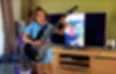 Gokil! Tom Morello Hadiahkan Gitar Signature-nya ke Gadis 10 Tahun Yang Bikin Cover Viral Lagu RATM