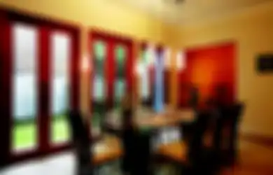 Ruang Makan Bergaya Modern yang Hangat, Padukan Kayu dan Cahaya Kuning
