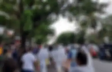 Rebutan dengan Petugas, Jenazah Positif Covid-19 yang Diambil Paksa dari Ambulans Jatuh Terguling di Jalan Raya, Ini Kata Pihak Keluarga