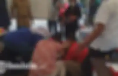 Kasus Corona di Wilayahnya Terus Melonjak, Tri Rismaharini 2 Kali Sujud dan Menangis di Hadapan Dokter, Wali Kota Surabaya: Tolonglah, Kami Jangan Disalahkan Terus